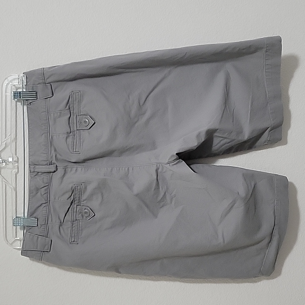 Eddie Bauer Bermuda Style Shorts Women's Size 6 Grey Two Button and Zip Closure - Picture 2 of 10